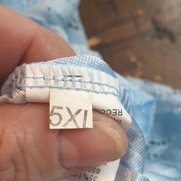 Powder blue v-neck sleeveless lace top - Picture 6 of 7